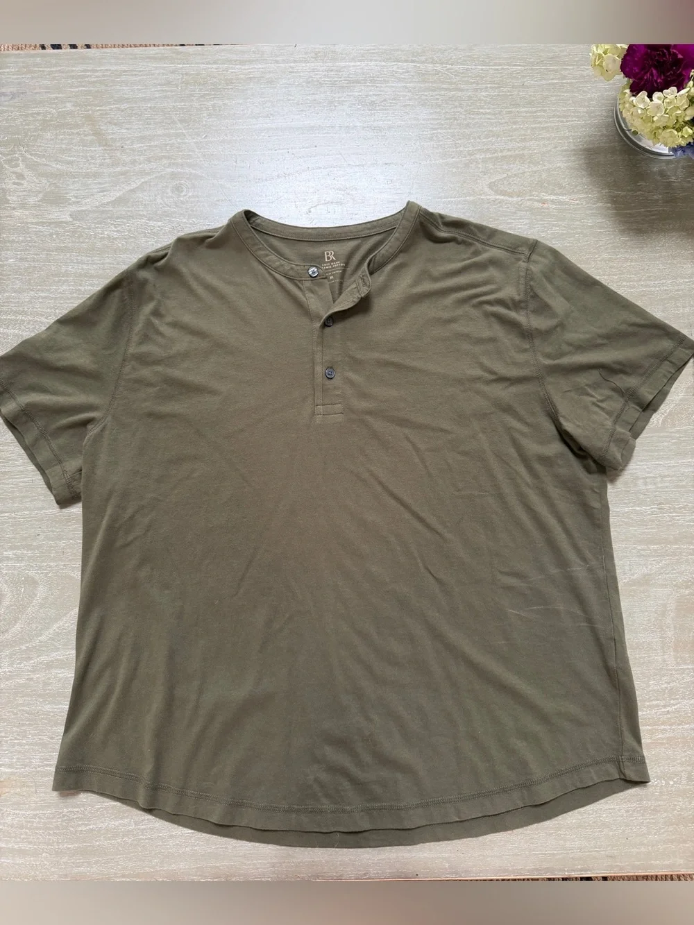 Banana Republic Men’s Cotton Henley. Olive Color. Size XL. EUC.